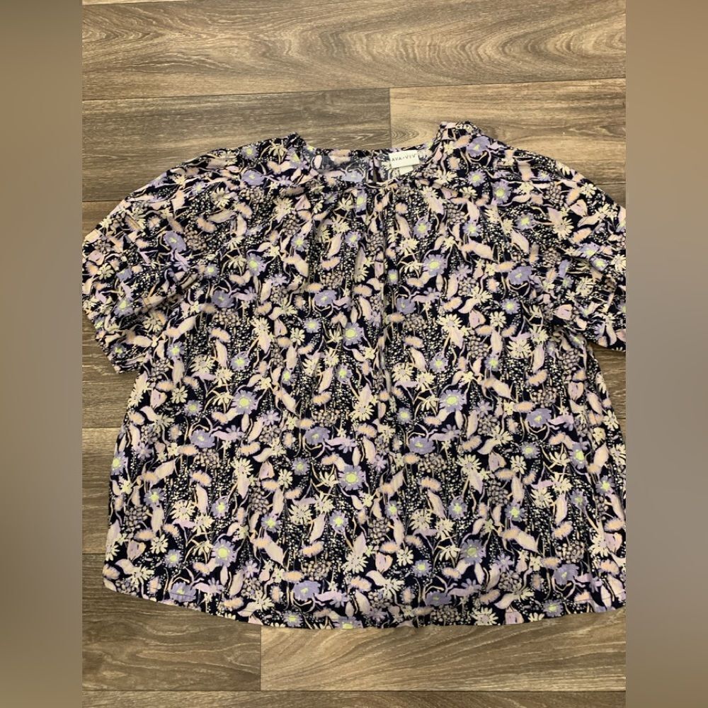 Ava Viv ladies top.  Size: 1X.